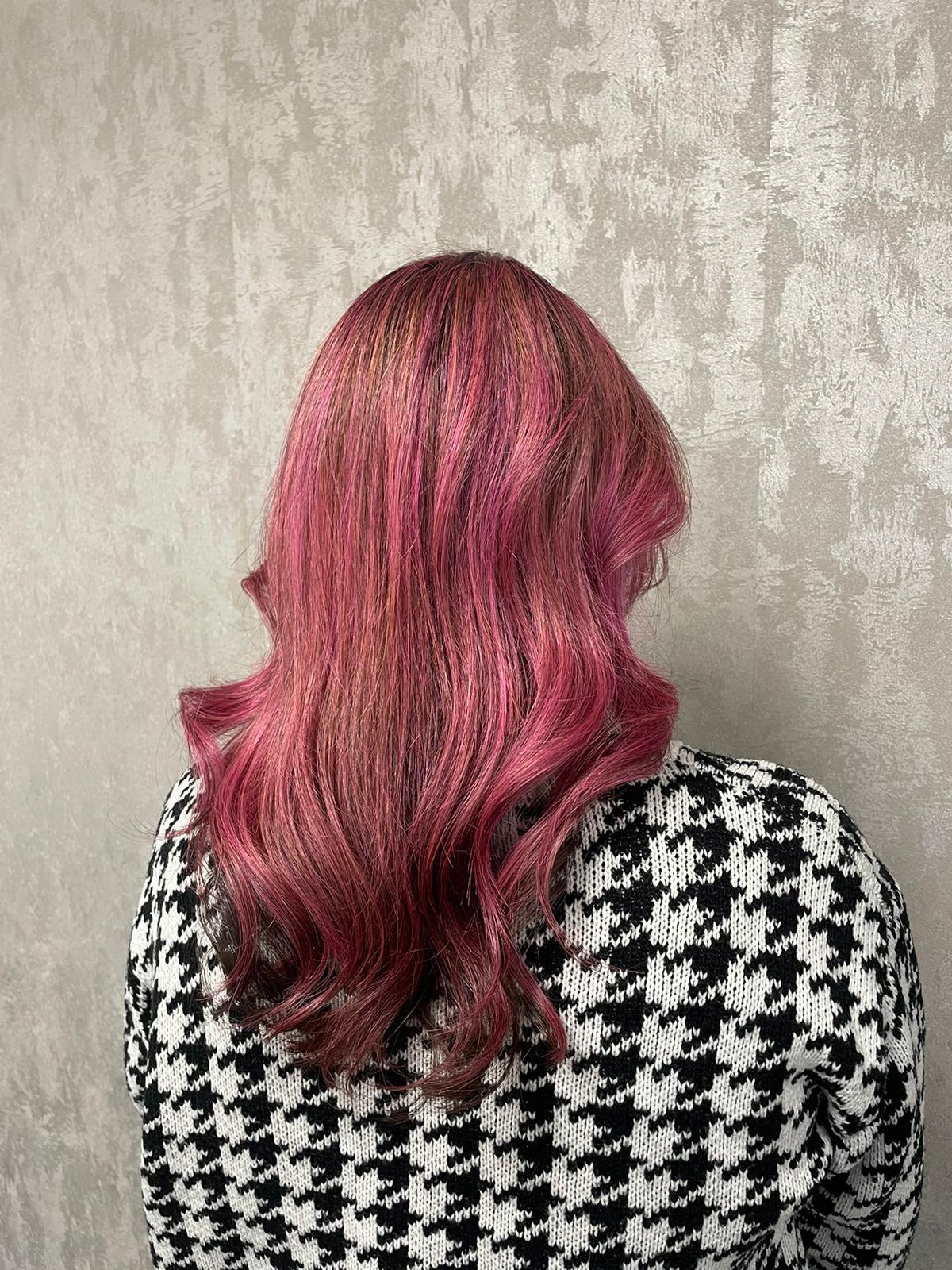Afgewerkt roze haar met zachte golven
