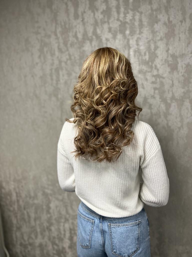 Lang blond haar met afgewerkte krullen, van achteren gezien