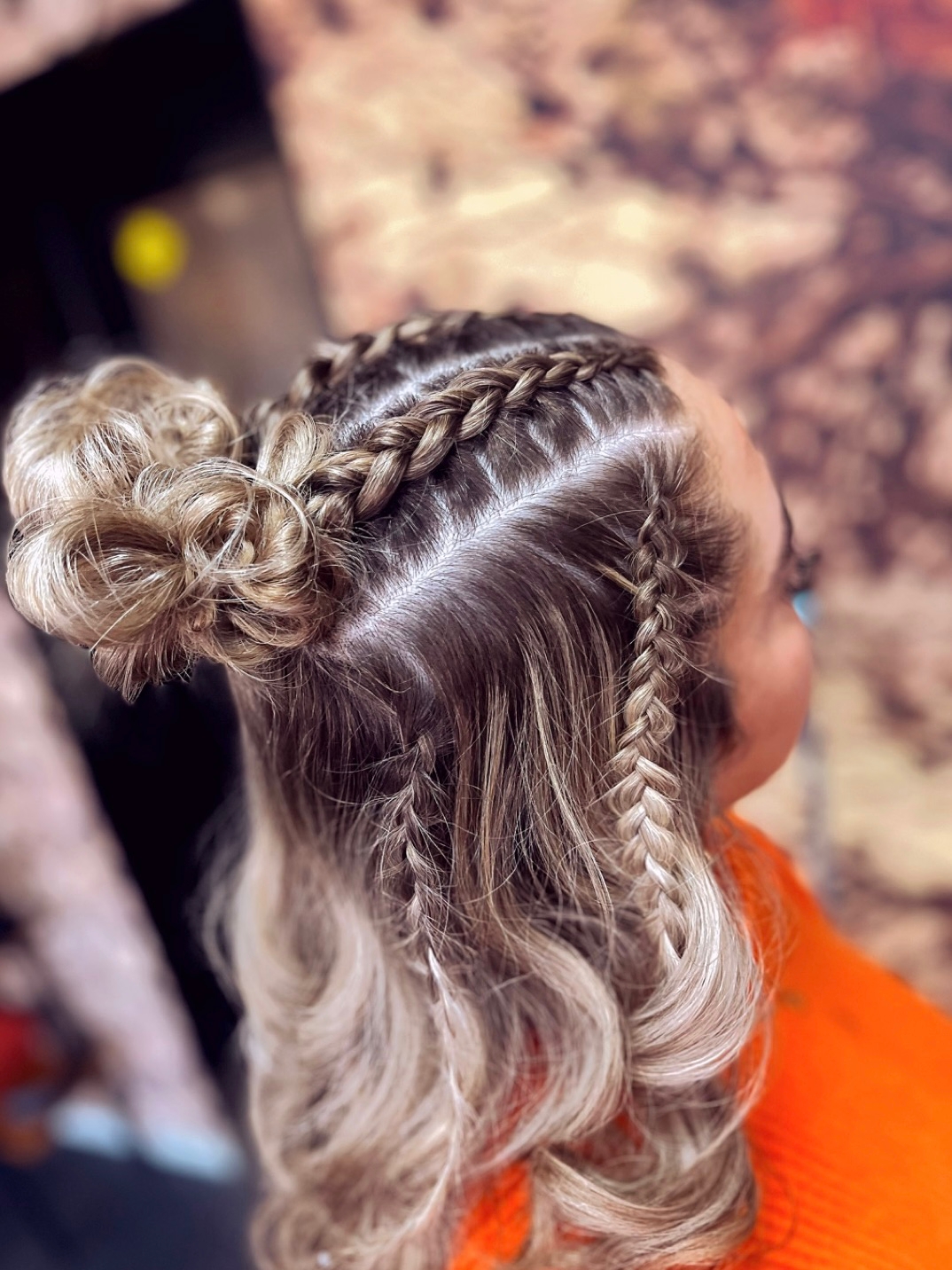 Opgestoken haar met een ingevlochten detail en krullen