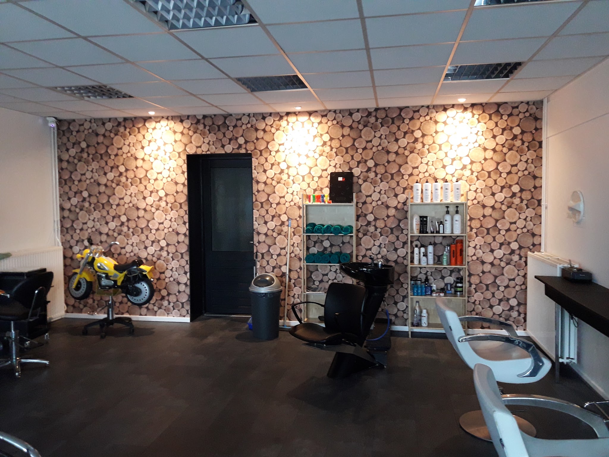 Interieur van Kapsalon Serce met kappersstoelen en spiegels